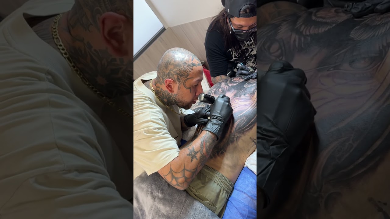 tatuaje de planetas en la espalda