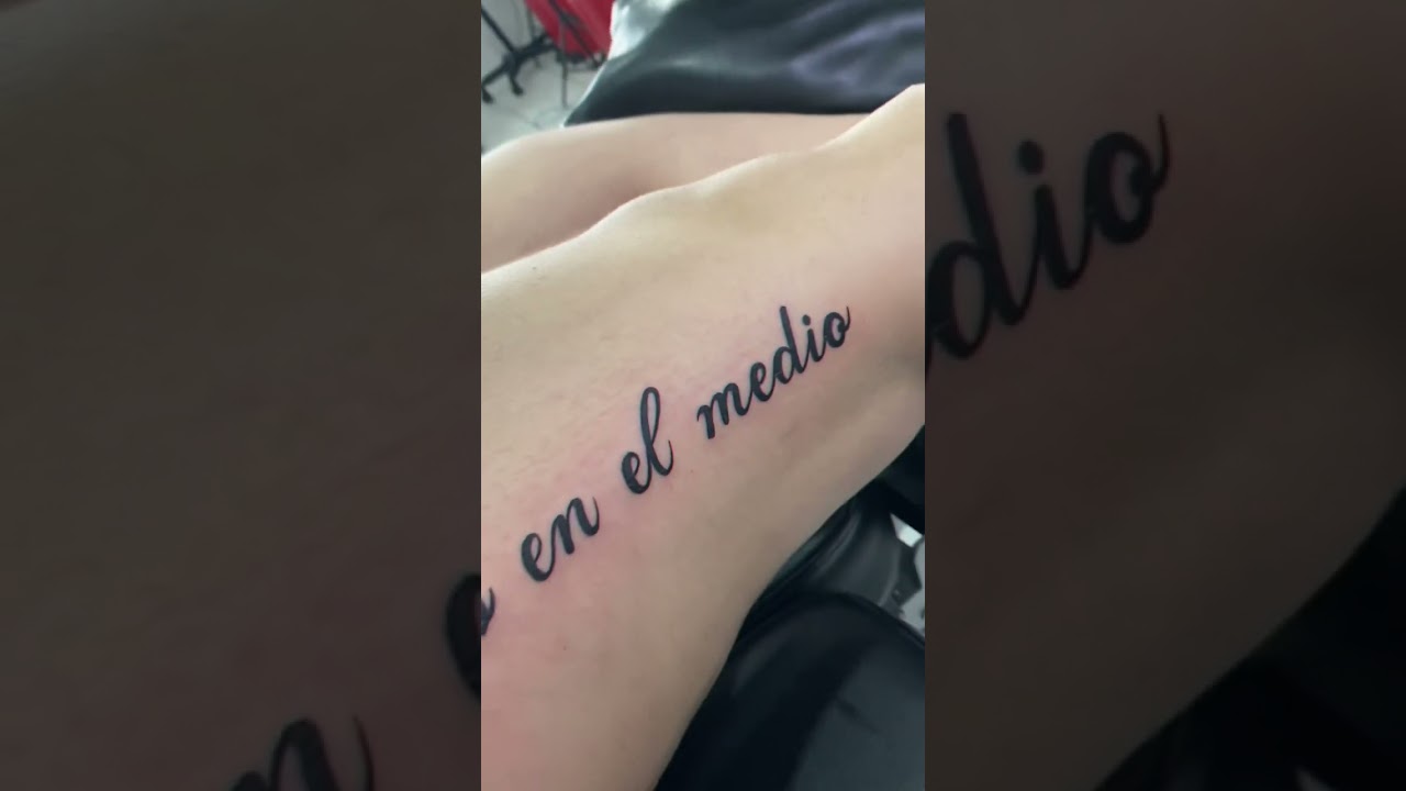 tatuajes en el pecho letras mujeres