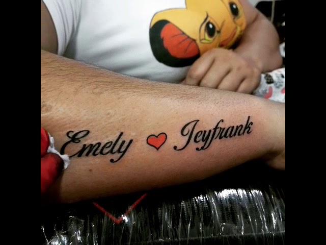 fotos de tatuajes de nombres en el antebrazo