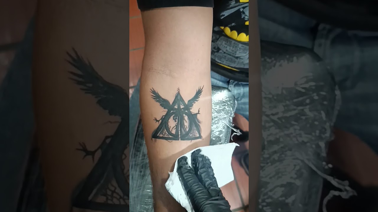 tatuaje de las reliquias de la muerte para mujer