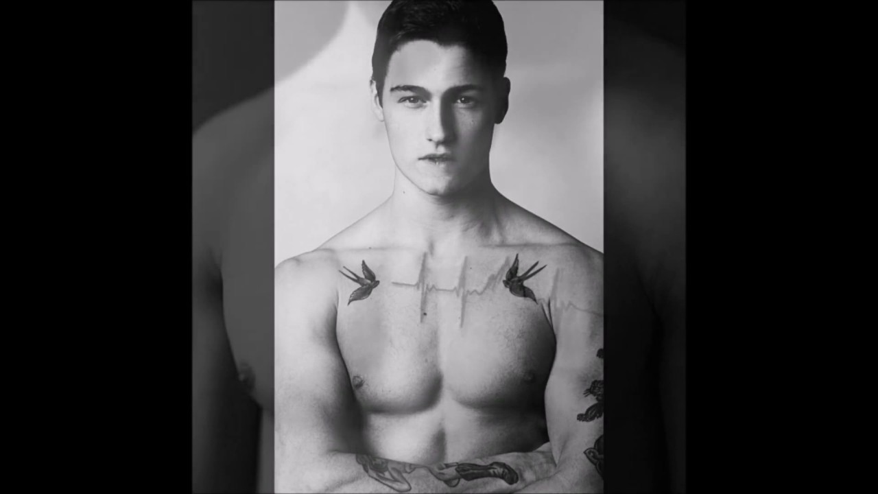tattoos pequeños en el pecho para hombre