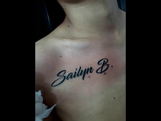 tatuajes de nombres en el pecho para mujer